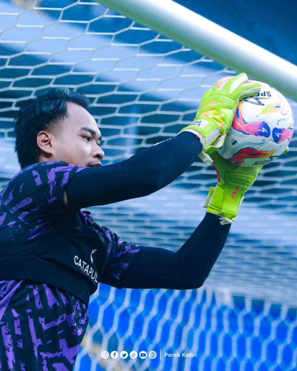 Kiper Persik Kediri, Husna Al Malik saat berlatih.instagram.com/persikfcofficial