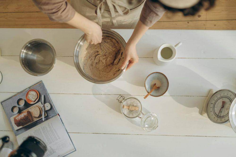 ilustrasi membuat brownies cheese caramel cake (pexels.com/ron lach)