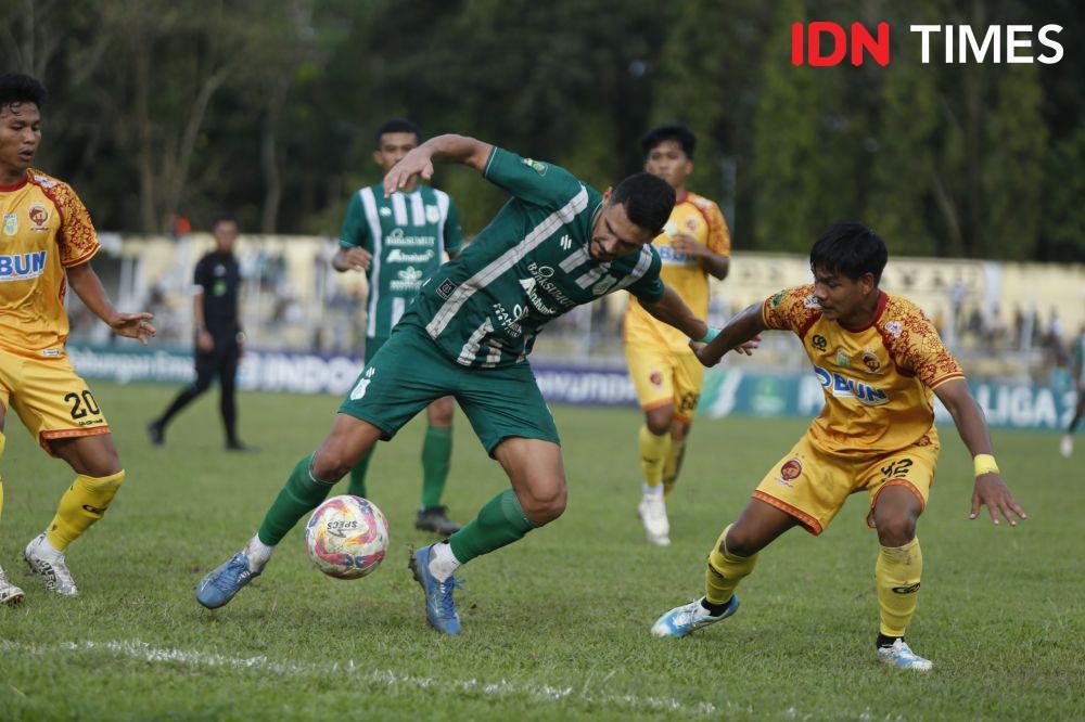 PSMS kontra Sriwijaya FC di Stadion Baharoeddin Siregar Lubukpakam, Minggu (IDN Times/Doni Hermawan)