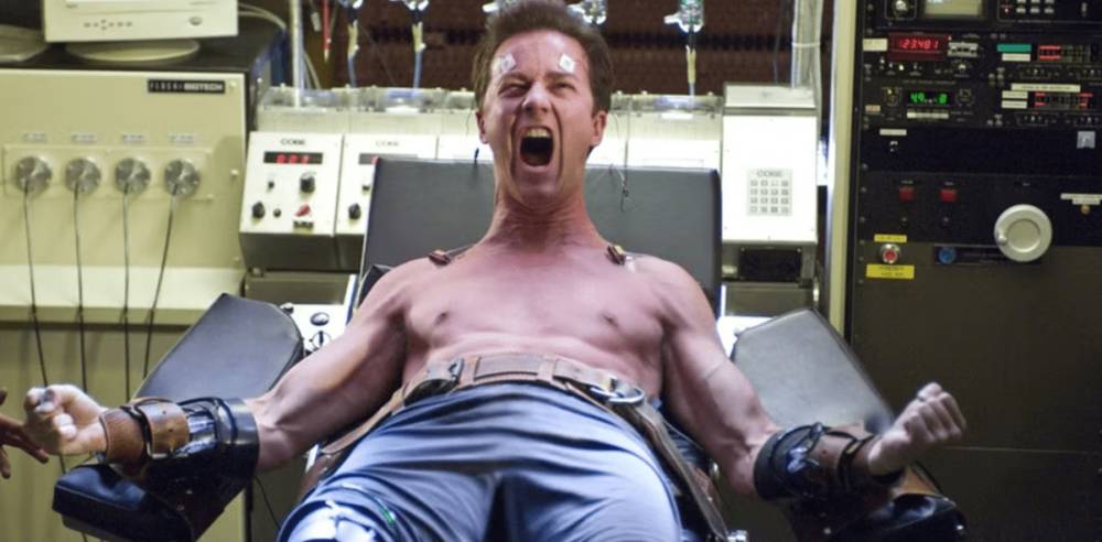 transformasi Bruce Banner menjadi Hulk (dok. Marvel Studios/The Incredible Hulk)