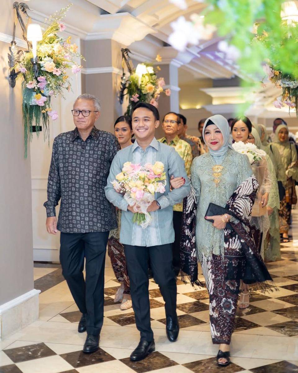 busana dan makeup lamaran Namira Adjani (instagram.com/arohali)