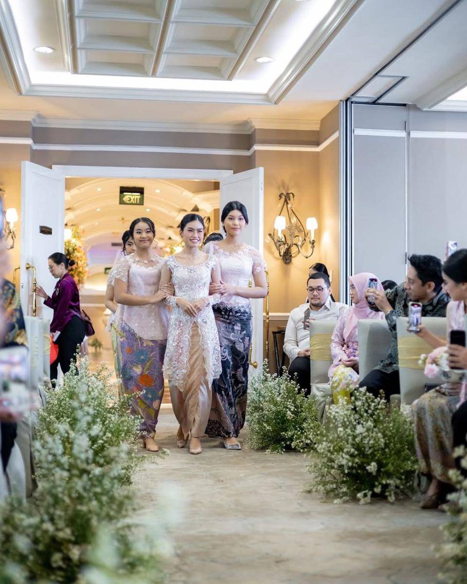 busana dan makeup lamaran Namira Adjani (instagram.com/arohali)