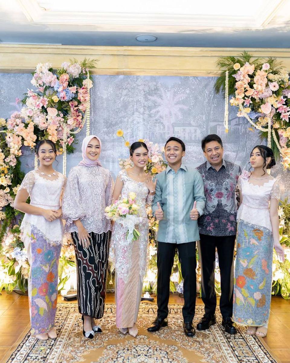 busana dan makeup lamaran Namira Adjani (instagram.com/