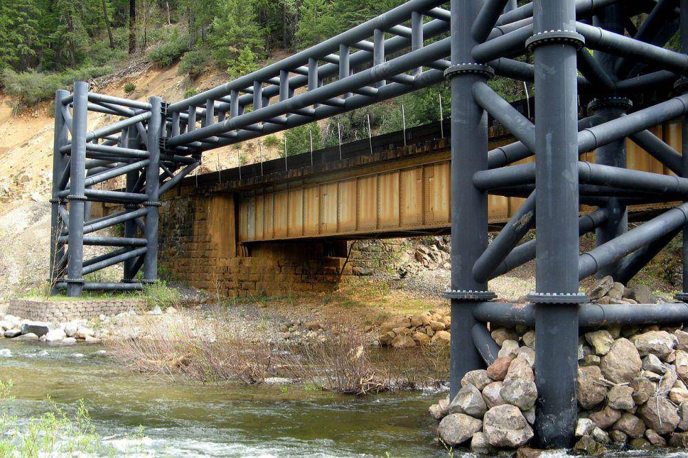 Jembatan kereta api Cantara Loop di atas Sungai Sacramento, California, Amerika Serikat, terlihat memiliki pagar pembatas setelah tumpahan bahan kimia pada 1991. (commons.wikimedia.org/MostlyDeserts)