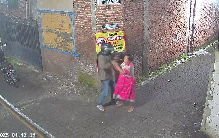 CCTV penjambretan ibu-ibu stroke di Malang. (IDN Times/Istimewa)