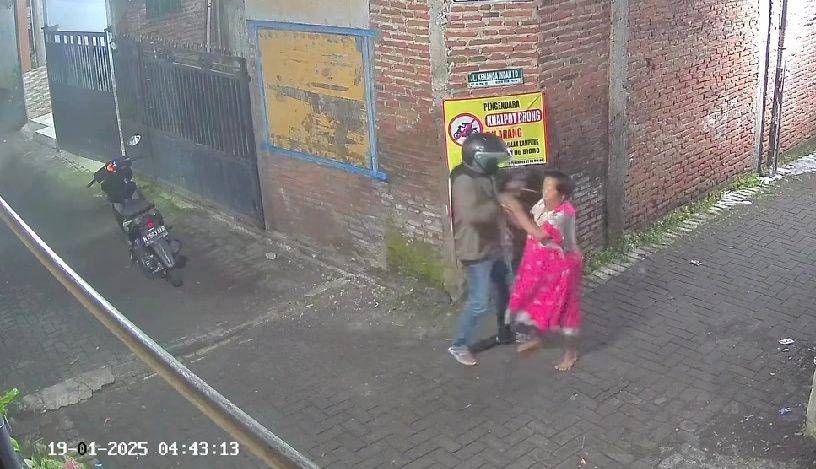 CCTV penjambretan ibu-ibu stroke di Malang. (IDN Times/Istimewa)