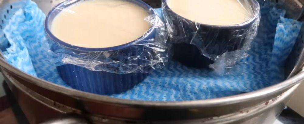 ilustrasi mengukus puding karamel (YouTube.com/Trivina Kitchen)