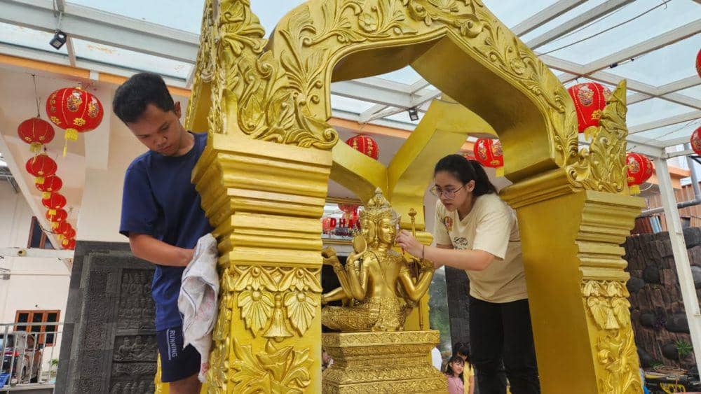 Tradisi bersih-bersih Rupang di Vihara Dhammadipa Manado, Sulawesi Utara, dalam rangka menyambut Imlek 2025. IDNTimes/Istimewa