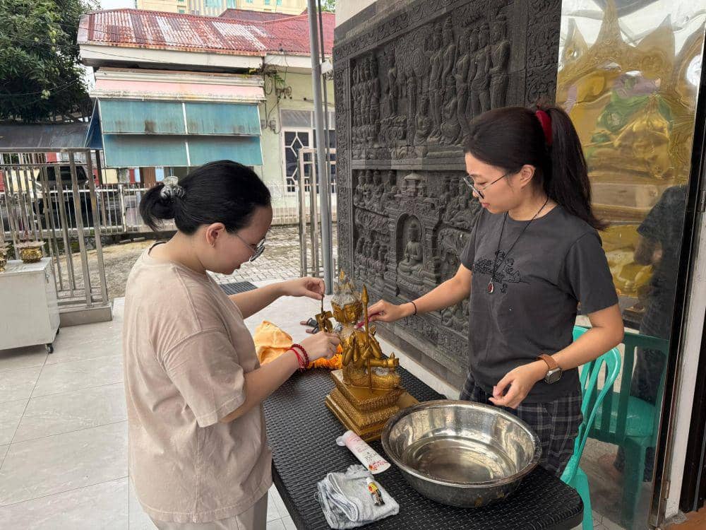 Tradisi bersih-bersih Rupang di Vihara Dhammadipa Manado, Sulawesi Utara, dalam rangka menyambut Imlek 2025. IDNTimes/Istimewa