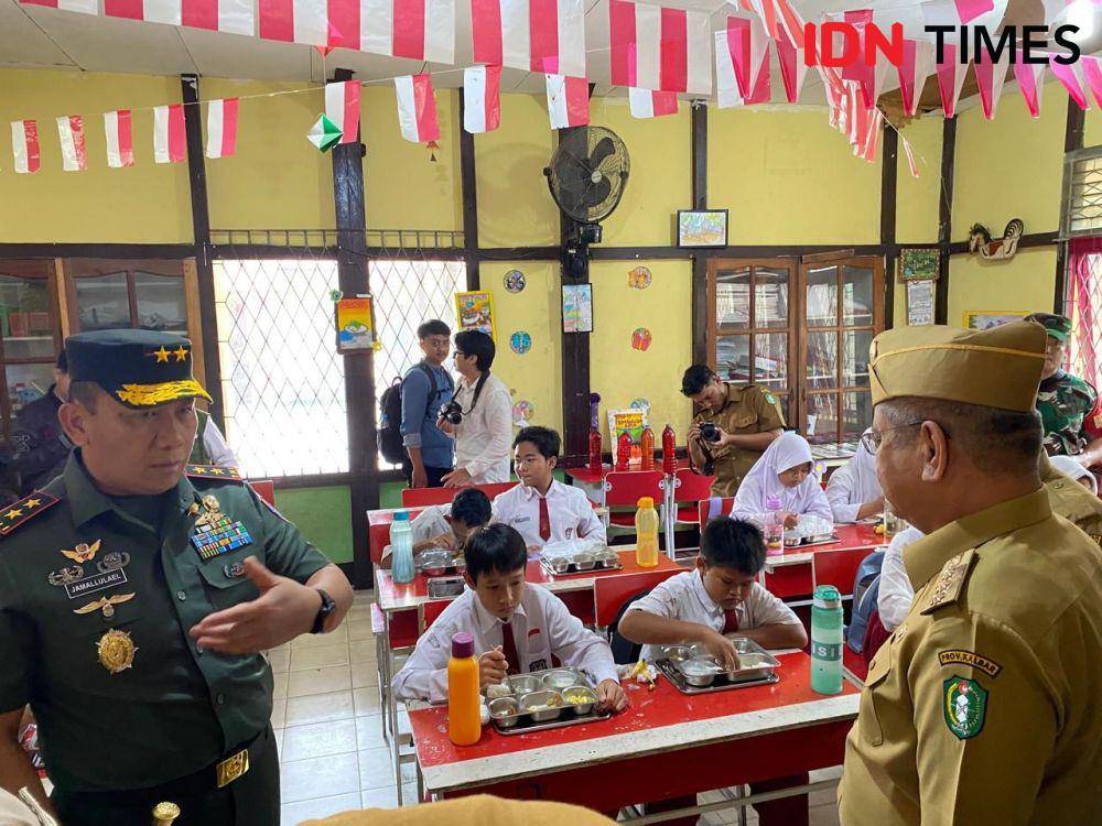 Pj Gubernur Kalbar, Harisson (kanan) memantau program MBG di Pontianak. (IDN Times/Teri).