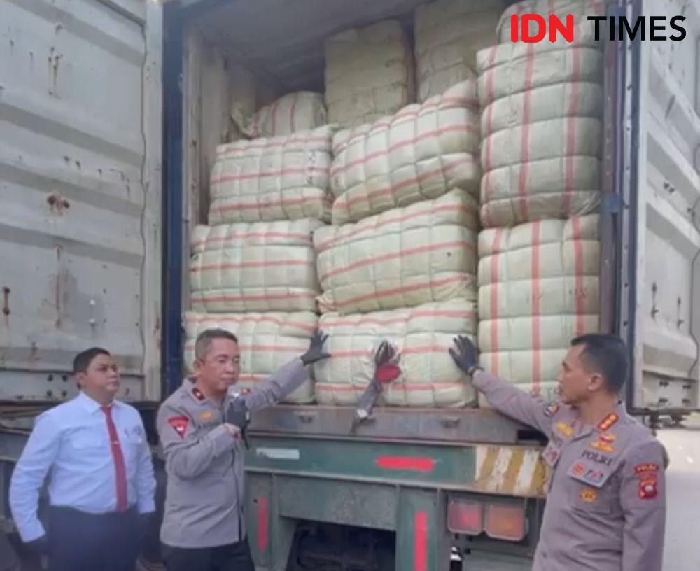 Polda Kalbar Bongkar Mafia Penyelundupan Baju Bekas dari Malaysia