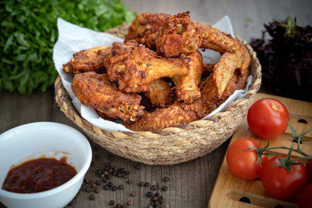 ilustrasi ayam goreng (vecteezy.com/pjiiijane)