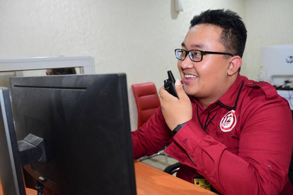 Petugas layanan kegawatdaruratan call center 112 sedang menjawab panggilan masyarakat yang membutuhkan bantuan darurat. (dok. Pemkot Semarang)