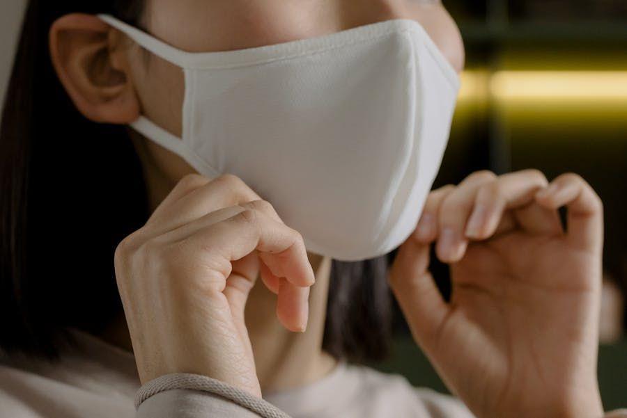 Benarkah Pakai Masker Berlapis Bikin Wajah Bopeng?