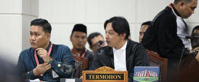 Denny Indrayanadugaan pelanggaran Pilkada OKU Selatan (Dok: Mahkamah Konstitusi)