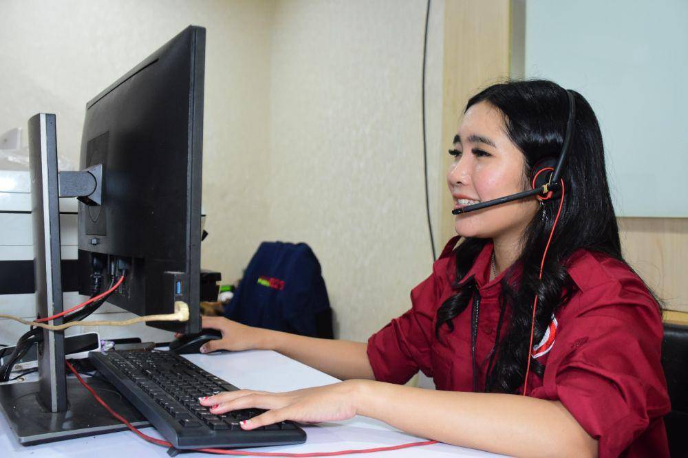 Petugas layanan kegawatdaruratan call center 112 sedang menjawab panggilan masyarakat yang membutuhkan bantuan darurat. (dok. Pemkot Semarang)