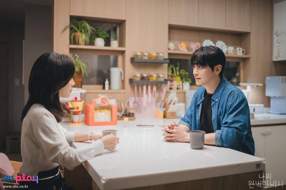 Han Ji Min dan Lee Joon Hyuk di Love Scout (dok. SBS/Love Scout)