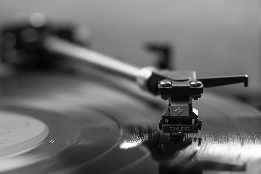 ilustrasi mendengarkan musik piringan hitam (pexels.com/Anton H)