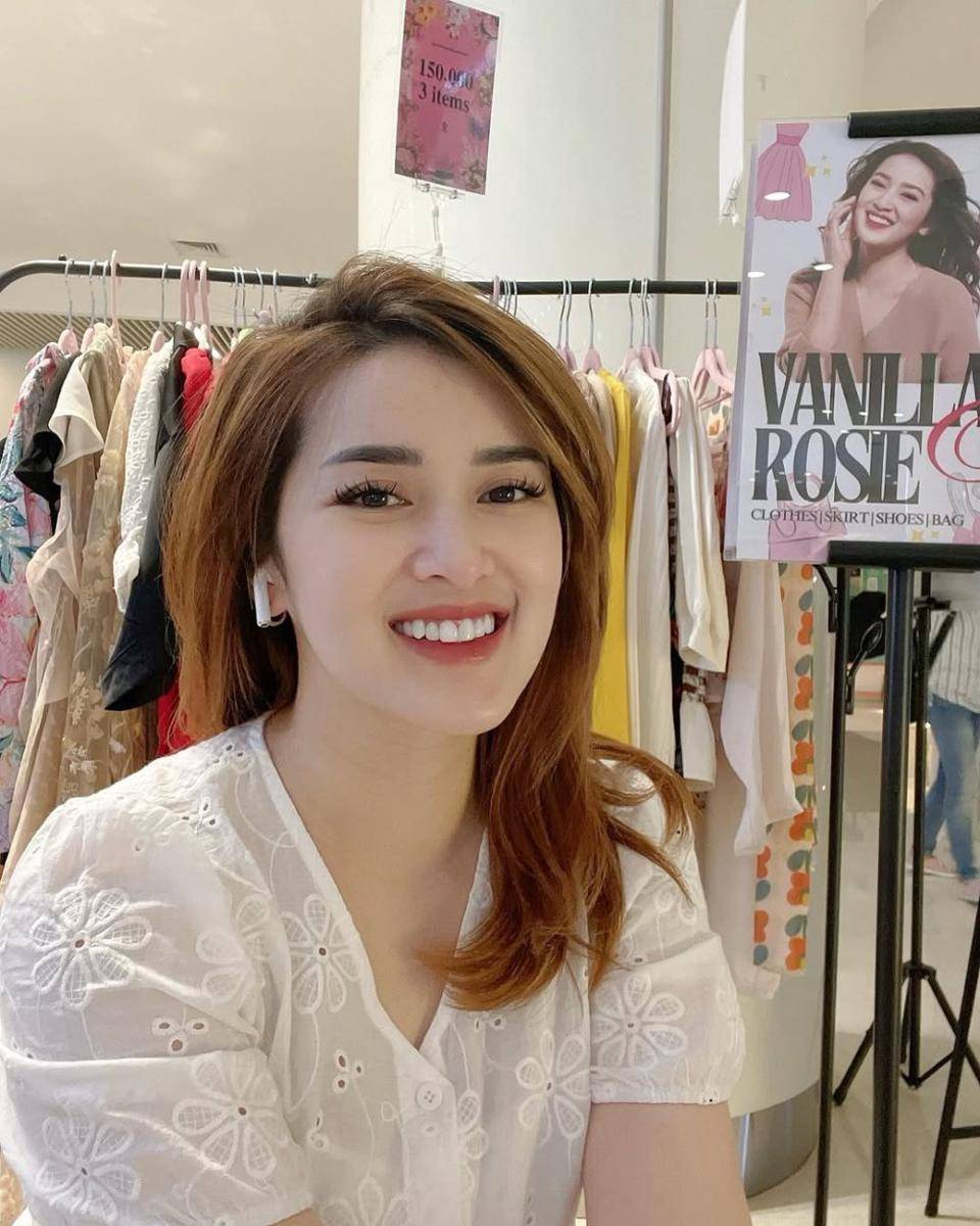 potret ide gaya rambut sebahu ala Rosiana Dewi (instagram.com/rsn.dw)