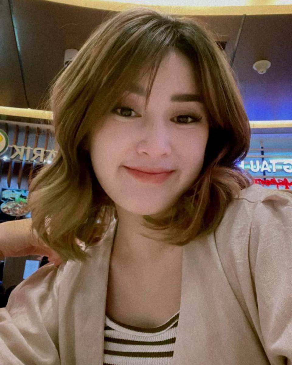 potret ide gaya rambut sebahu ala Rosiana Dewi (instagram.com/rsn.dw)