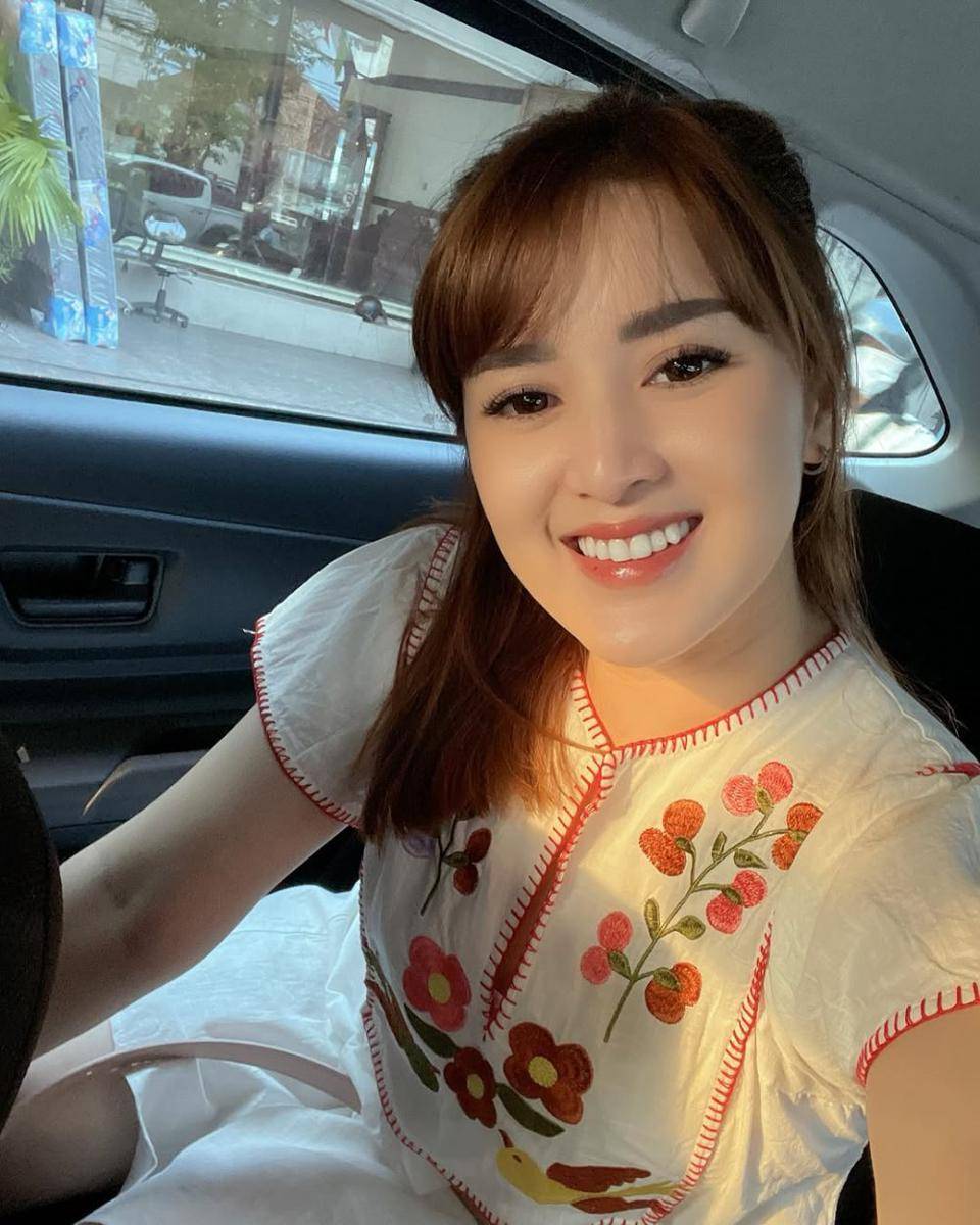 potret ide gaya rambut sebahu ala Rosiana Dewi (instagram.com/rsn.dw)