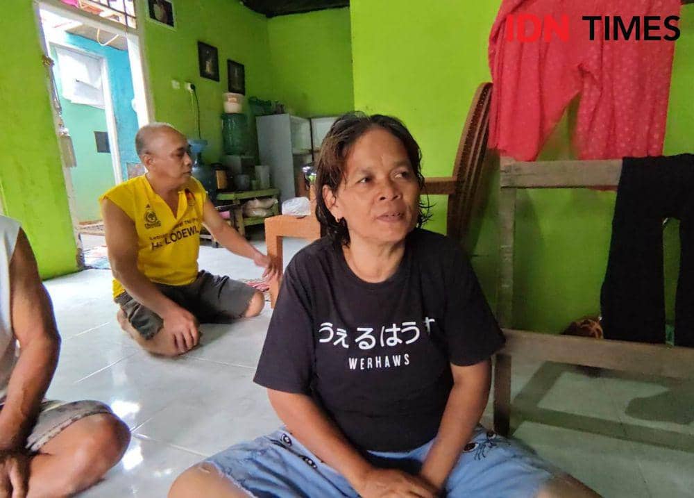 Asmah, warga Kampung Pasar Ambon mengeluhkan penyakit gatal-gatal pasca banjir. (IDN Times/Tama Yudha Wiguna).
