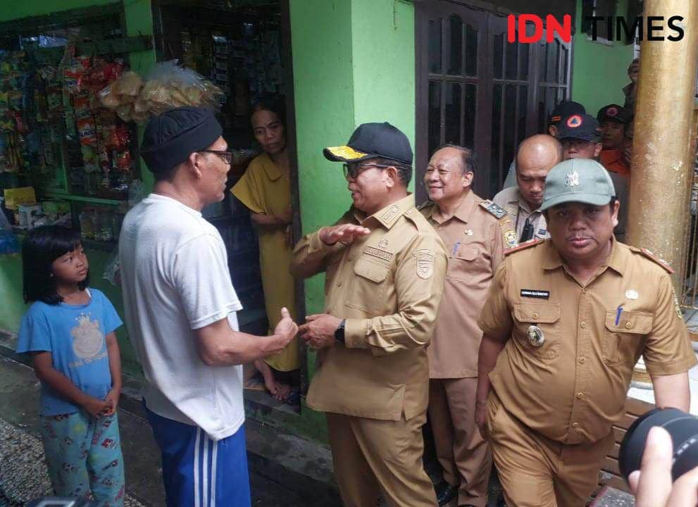 Pj Gubernur Lampung, Samsudin meninjau korban banjir di Kampung Ambon, Bandar Lampung. (IDN Times/Tama Yudha Wiguna).