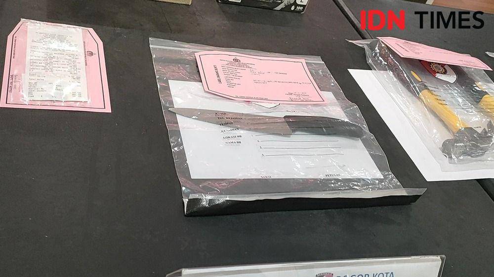 Barang bukti pisau yang digunakan A membunuh Satpam di Bogor. (Linna Susanti/IDN Times).