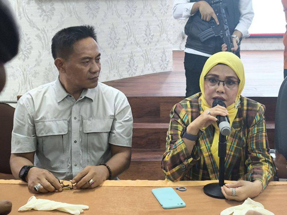Ketua Komnas PA Provinsi Riau Dewi Arisanty (kanan) dan anggota Intelijen Korem 031/ Wirabima Letda Dadang (IDN Times/ Fanny Rizano)