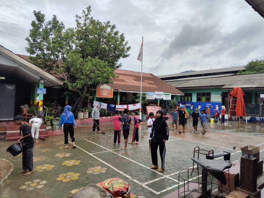 Siswa yang sedang membersihkan sekolah di SDN 01 Way Lunik Panjang, Bandar Lampung. (IDN Times/Muhaimin)
