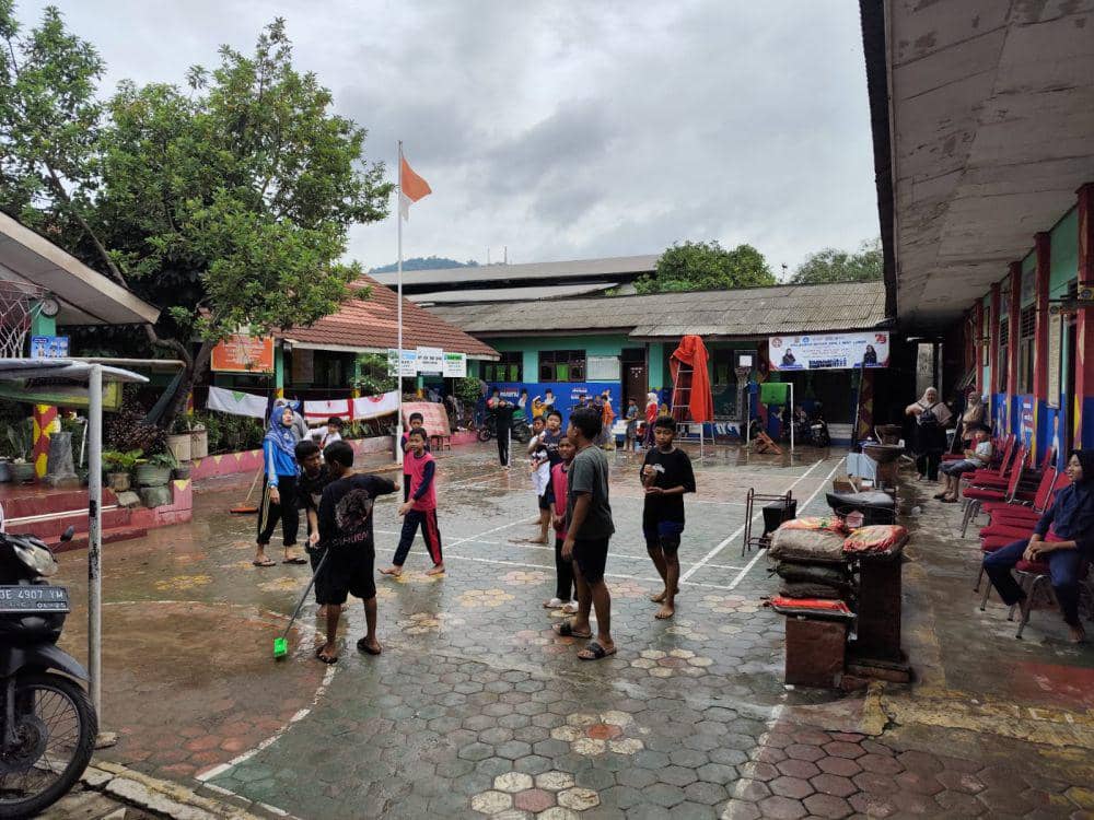 Siswa yang sedang membersihkan sekolah di SDN 01 Way Lunik Panjang, Bandar Lampung. (IDN Times/Muhaimin)