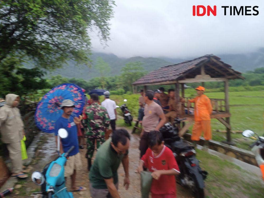 Foto tim gabungan bersama warga saat mencari korban (Dok/Polsek Pajo)
