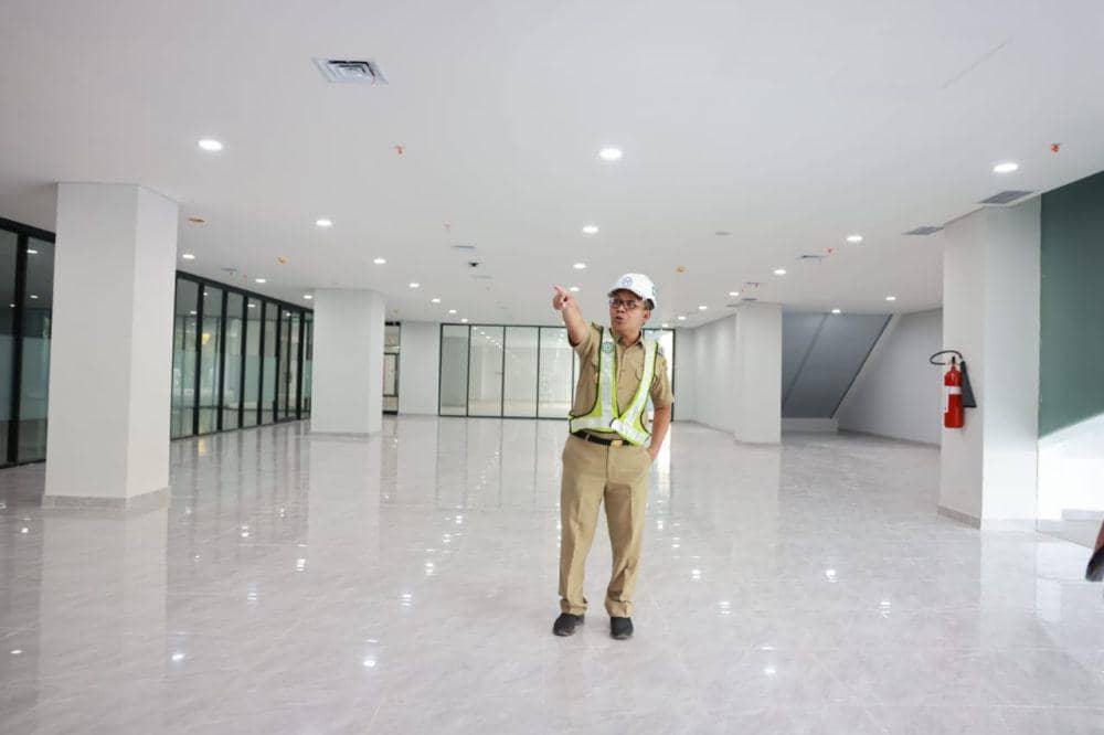 Wali Kota Makassar Moh Ramdhan Pomanto meninjau proyek gedung Makassar Government Center. (Dok. Humas Pemkot Makassar)