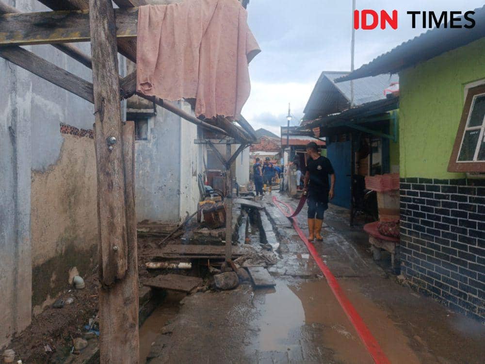 Penampakan pemukiman Kampung Pasar Ambon, Bandar Lampung pasca 3 hari kejadian banjir hebat. (IDN Times/Tama Yudha Wiguna).