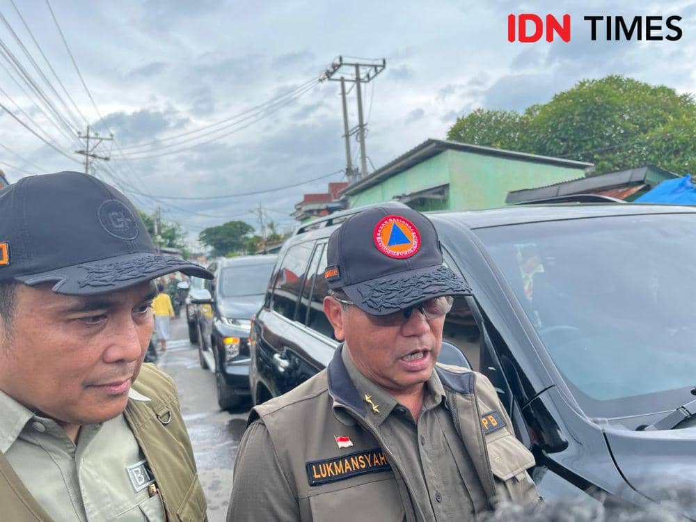 Deputi Bidang Penanganan Darurat BNPB, Mayjen TNI Lukmansyah usai meninjau korban banjir di Kampung Pasar Ambon, Bandar Lampung. (IDN Times/Tama Yudha Wiguna).