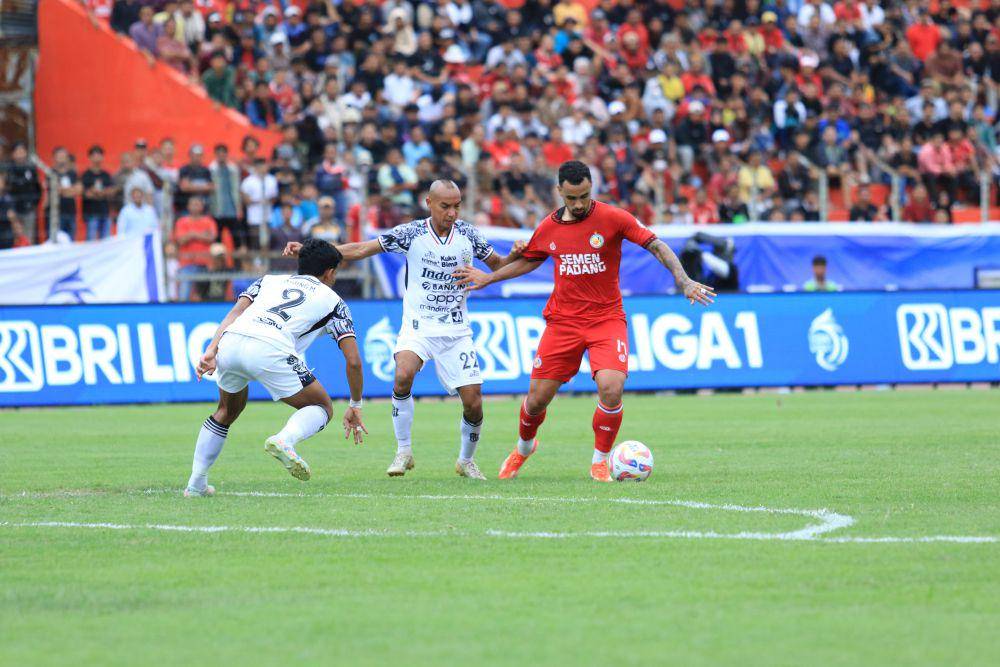 Pemain Semen Padang FC, Bruno Gomes mencoba melewati pemain Bali United (Foto: MO Semen Padang FC (Foto: IDN Times)
