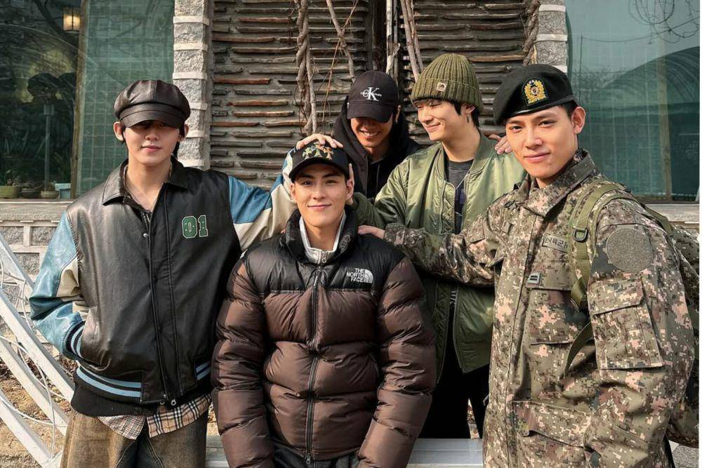 potret Seo Sunghyuk masuk wamil dengan diantara member TAN (Instagram.com/seosunghyuk.826)