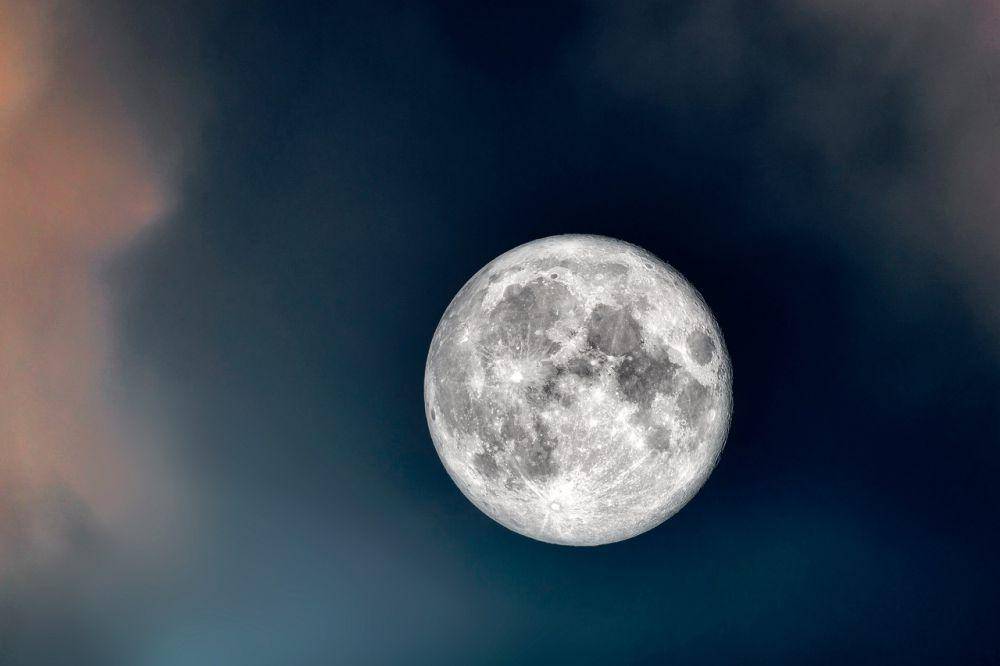 ilustrasi penampakan Bulan di langit malam (pixabay.com/Kanenori)