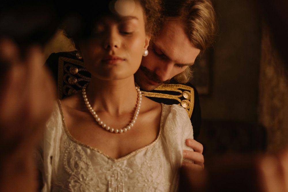 Ilustrasi perempuan dan laki-laki tahun 1800-an di Inggris (pexels.com/cottonbro studio)