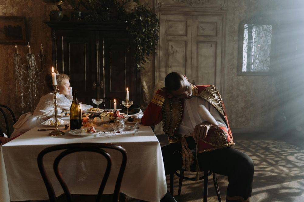 Ilustrasi perempuan dan laki-laki tahun 1800-an di Inggris (pexels.com/cottonbro studio)