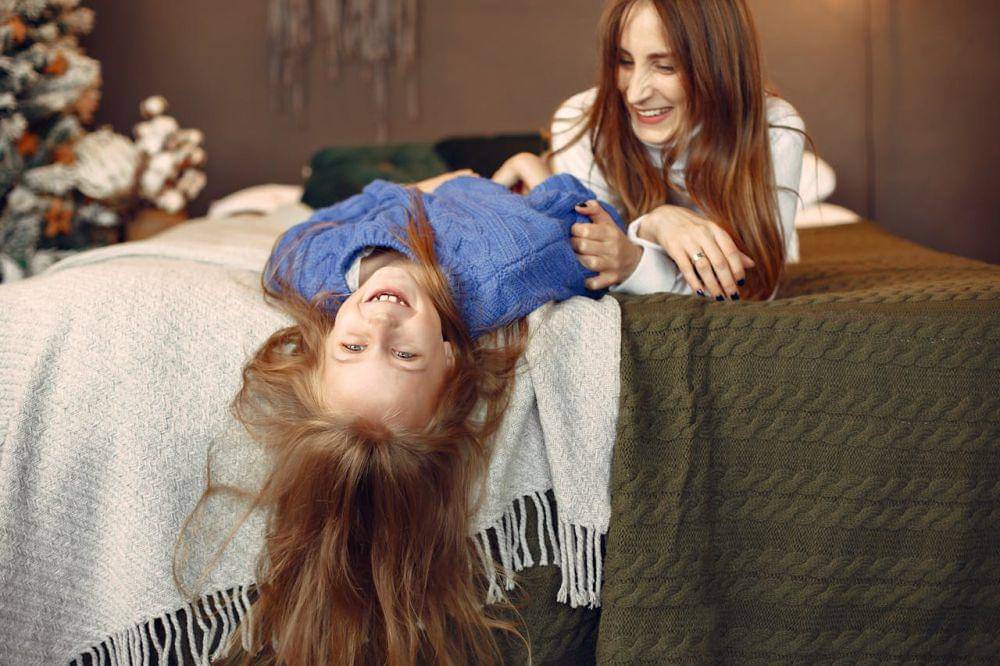 Ilustrasi anak bangun tidur bersama orang tua (pexels.com/Gustavo Fring)