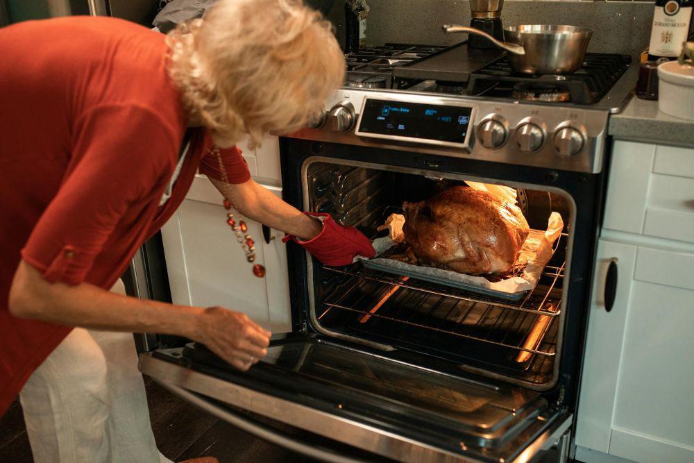 ilustrasi memanggang dengan oven (pexels.com/RDNE Stock project)
