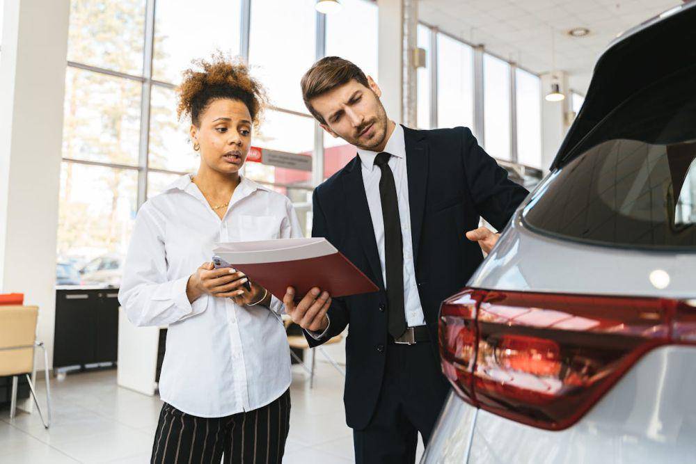 ilustrasi sales mobil (pexels.com/Antoni Shkraba)