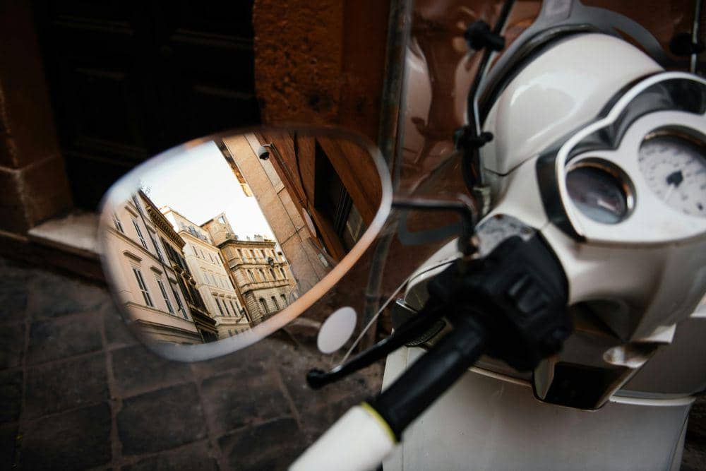 ilustrasi kaca spion pada sepeda motor (pexels.com/SHVETS production)
