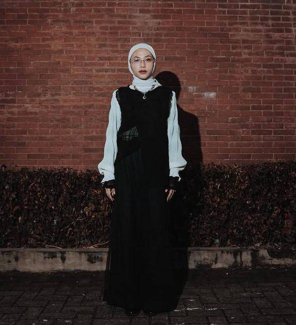 Feby Putri pakai dress maxi hitam lenga putih dipadu aksen lace (Instagram.com/fbyputrinc)