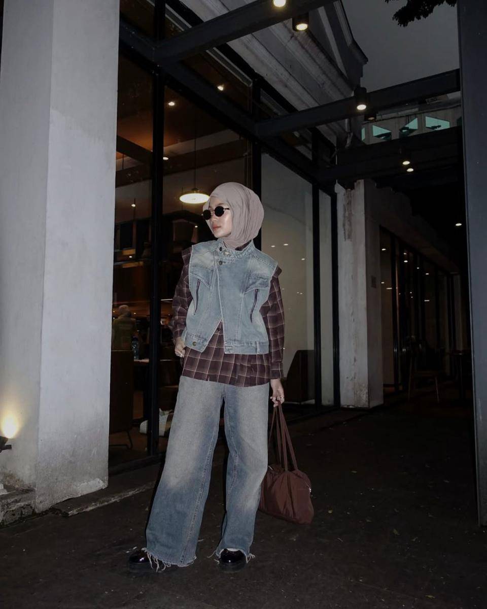 Ide Edgy Look Outfit Hijab ala Deana Hanifa (instagram.com/deanahanifaaa)