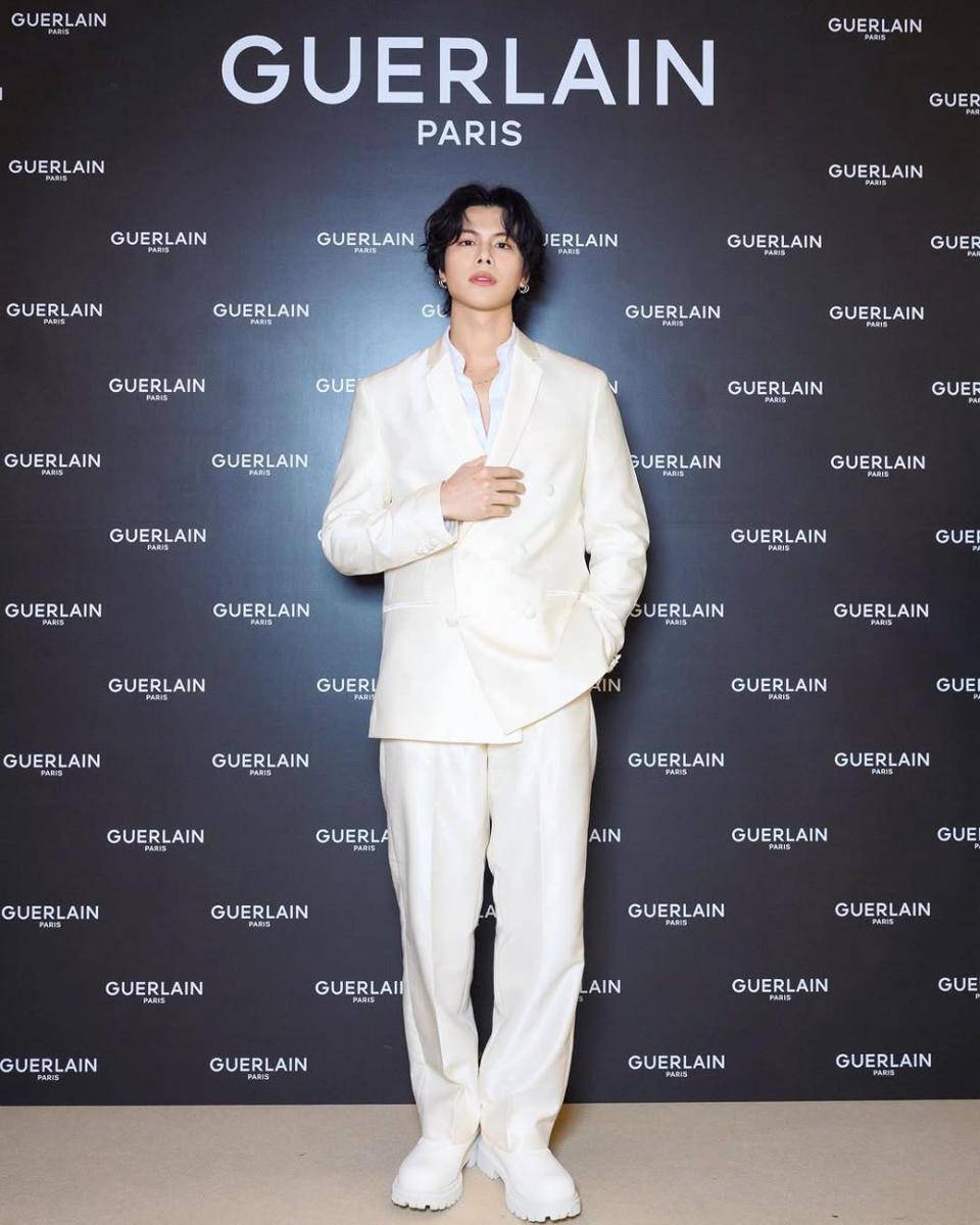 outfit nuansa putih ala Glenn Yong (instagram.com/glennyqh)