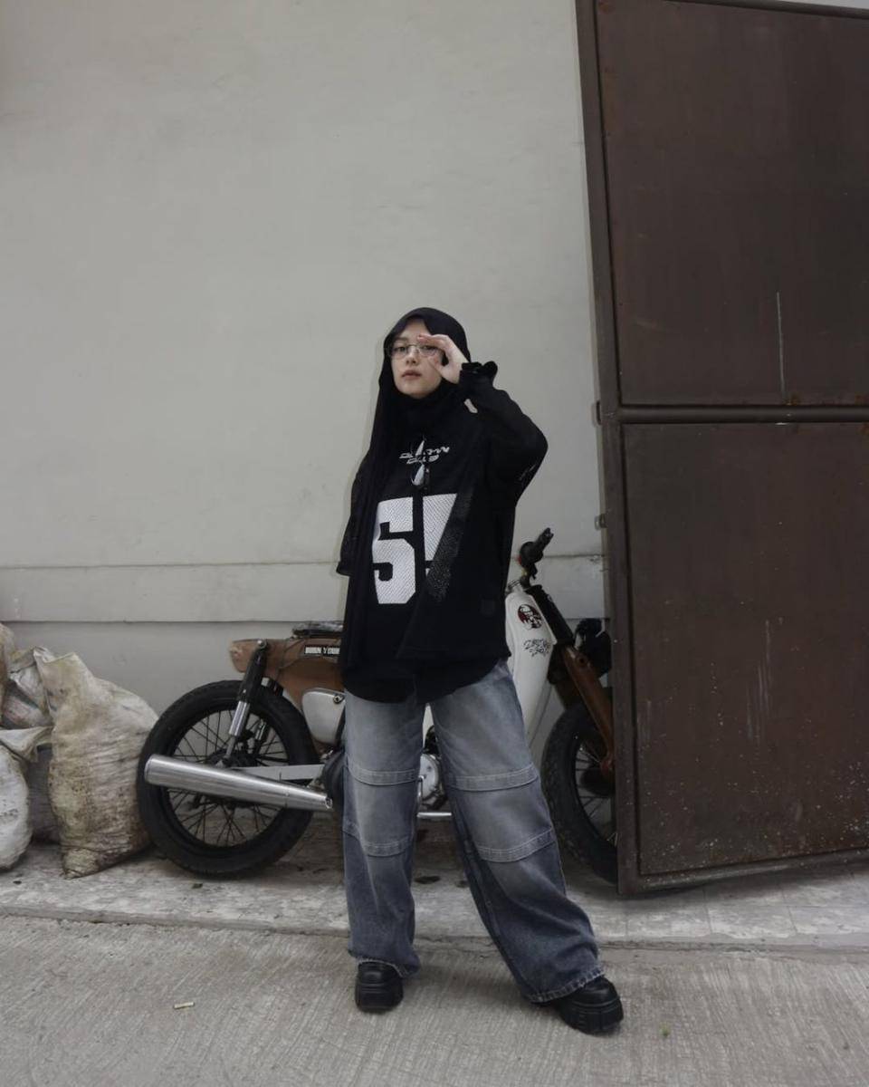 Ide Edgy Look Outfit Hijab ala Deana Hanifa (instagram.com/deanahanifaaa)
