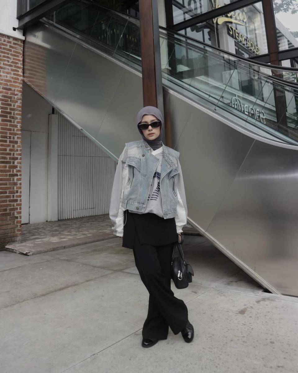 Ide Edgy Look Outfit Hijab ala Deana Hanifa (instagram.com/deanahanifaaa)