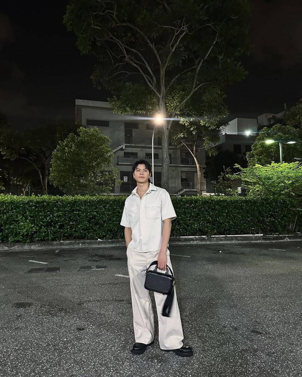 outfit nuansa putih ala Glenn Yong (instagram.com/glennyqh)